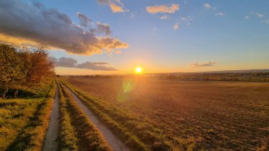 Tarlanın üzerinde güzel bir gün batımı