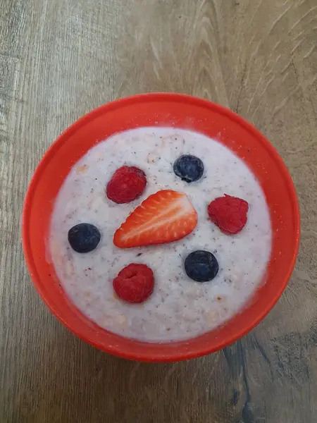 Taze meyve ve böğürtlenli sağlıklı kahvaltı