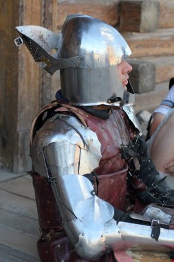 Miğfer ve zırhlı Ortaçağ Şövalyesi