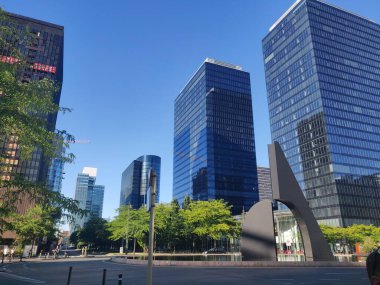 Yüksek binalar ve mavi gökyüzü 