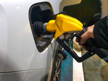 Araba benzin istasyonunda yakıt ikmali