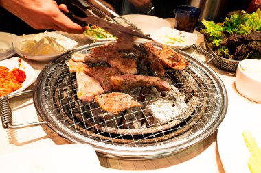 Geleneksel Kore Barbekü Izgara Domuzu Hazırlanıyor. Izgara Taze Çiğ Et Yakından Görünümü.