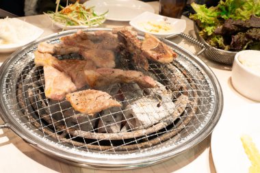 Kömürde ızgara biftek ve domuz eti. Kamp, açık hava partileri, etkinlikler. Yüksek kalite fotoğraf