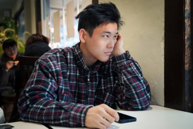 Genç Asyalı adam stresli zamanlar geçiriyor. Yüksek kalite fotoğraf