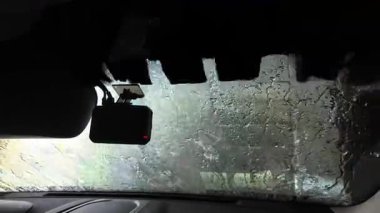 Otomatik araba yıkama, içeriden görüntü. Yüksek kalite 4K görüntü. Yüksek kalite 4k görüntü
