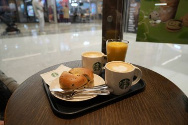 Seul, Kore, 6 Nisan 2025. Fırınlı kahve ve Starbuck Kafe 'de karıştırılmış mango-muz. Yüksek kalite fotoğraf