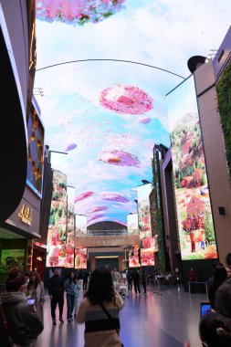 Incheon, Kore - 29 Mart 2025: Inspire Entertainment Resort interaktif duvarları. Yüksek kalite 4k görüntü