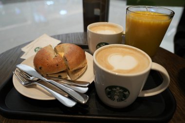 Seul, Kore, 6 Nisan 2025. Fırınlı kahve ve Starbuck Kafe 'de karıştırılmış mango-muz. Yüksek kalite fotoğraf