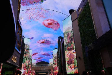 Incheon, Kore - 29 Mart 2025: Inspire Entertainment Resort interaktif duvarları. Yüksek kalite 4k görüntü