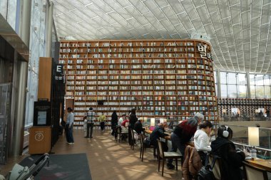 Seul, Güney Kore - Nisan 05, 2025. COEX Mall, Gangnam 'daki Starfield Kütüphanesi. - Evet. Yüksek kalite fotoğraf