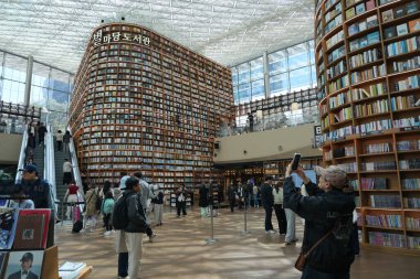 Seul, Güney Kore - Nisan 05, 2025. COEX Mall, Gangnam 'daki Starfield Kütüphanesi. - Evet. Yüksek kalite fotoğraf