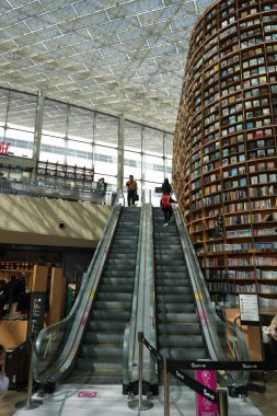 Seul, Güney Kore - Nisan 05, 2025. COEX Mall, Gangnam 'daki Starfield Kütüphanesi. - Evet. Yüksek kalite fotoğraf
