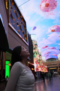 Incheon, Kore - 29 Mart 2025: Inspire Entertainment Resort, Asyalı kız interaktif duvarlara bakıyor. Yüksek kalite fotoğraf