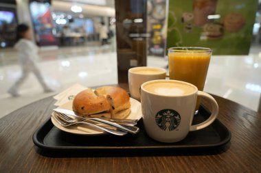 Seul, Kore, 6 Nisan 2025. Fırınlı kahve ve Starbucks Kafe 'de karıştırılmış mango-muz. Yüksek kalite fotoğraf