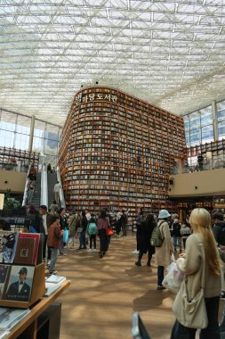 Seul, Güney Kore - Nisan 05, 2025. COEX Mall, Gangnam 'daki Starfield Kütüphanesi. - Evet. Yüksek kalite fotoğraf