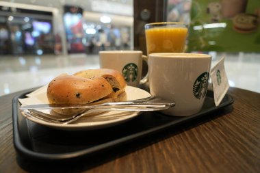 Seul, Kore, 6 Nisan 2025. Fırınlı kahve ve Starbucks Kafe 'de karıştırılmış mango-muz. Yüksek kalite fotoğraf
