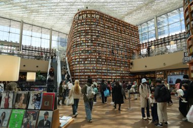 Seul, Güney Kore - Nisan 05, 2025. COEX Mall, Gangnam 'daki Starfield Kütüphanesi. - Evet. Yüksek kalite fotoğraf