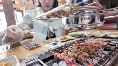 Kız Çin kebabı pişiriyor, otomatik şiş. Yüksek kalite 4k görüntü