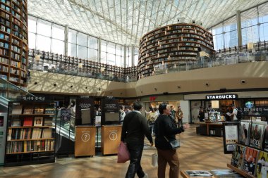 Seul, Güney Kore - Nisan 05, 2025. COEX Mall, Gangnam 'daki Starfield Kütüphanesi. - Evet. Yüksek kalite fotoğraf