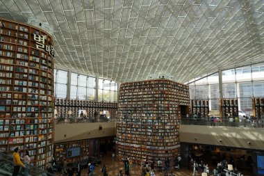 Seul, Güney Kore - Nisan 05, 2025. COEX Mall, Gangnam 'daki Starfield Kütüphanesi. - Evet. Yüksek kalite fotoğraf