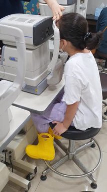 Gonjiam, Güney Kore - 21 Eylül 2024. Modern teknolojili bir göz hastalıkları kliniğinde teşhisler. Yüksek kalite 4k görüntü