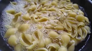 Makarna tavada kaynar suda kaynatıldı. Geleneksel İtalyan makarnası pişirmek. Yüksek kalite 4k görüntü