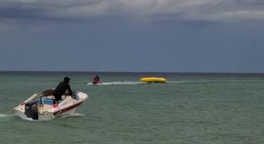 Mansang-dong, Kore, 20.08.02 - tekne gezisi ve büyük balon gezisi. Yüksek kalite 4k görüntü