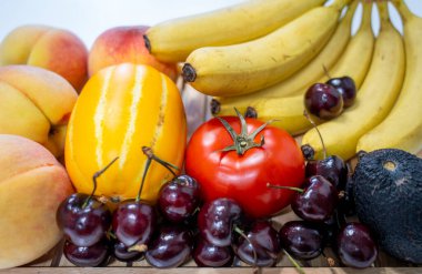 Salata pişirmek için taze organik meyveler. diyet ve sağlıklı yiyecekler. Yüksek kalite fotoğraf
