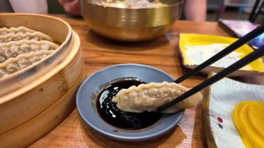 Soya sosuna batırılmış et ve sebzeli Kore mandu köftesi. Yüksek kalite 4k görüntü