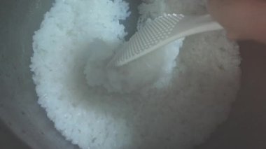 Pirinç fırınında pilav, spatulayla karıştırılır. Yüksek kalite 4k görüntü