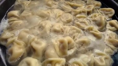 Hamur köfteleri derin bir tavada kaynatılır. Yüksek kalite 4k görüntü