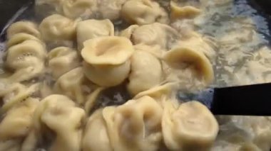 Hamur tatlısı karıştırılır ve derin bir tavada pişirilir. Yüksek kalite 4k görüntü