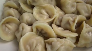 Hazır hamur tatlısı bir tabağa konur. Yüksek kalite 4k görüntü