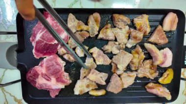 Elektrikli tavada kızartılmış domuz eti. Yüksek kalite 4k görüntü