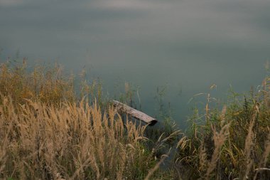 Dağlara bakan ayrı kulübelerle donatılmış doğal bir kompleks ve Çek Cumhuriyeti 'nde bir göl.