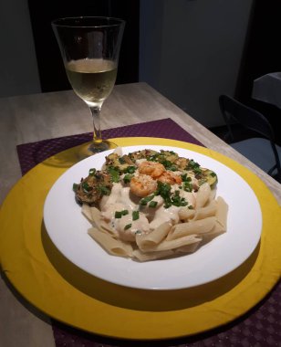 Şaraplı makarnanın mutfak fotoğrafı.