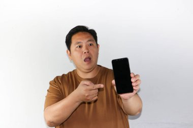 Akıllı telefonunun boş ekranını izole edilmiş beyaz üzerine gösteren bir adam..