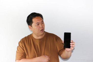 Şaşkın Adam Akıllı Telefona Bakıyor