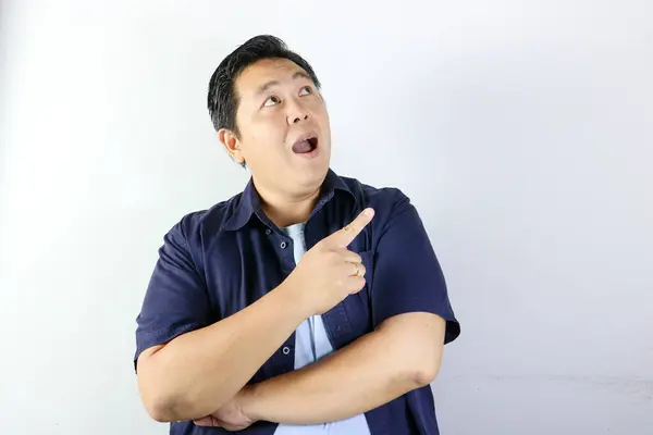 Şaşırmış Adam İzole beyaz arka plan üzerinde yukarı işaret