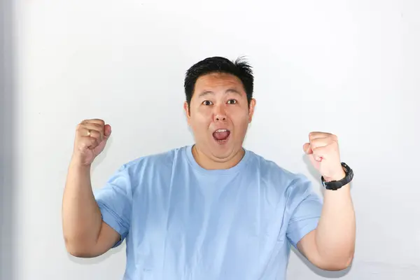 Yumruğunu sıkan Mutlu ve Heyecanlı Adam