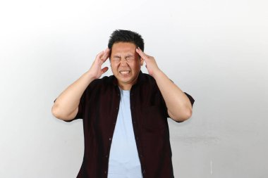 Adam çok kötü baş ağrısı çekiyor, iki eli de başının üstünde.