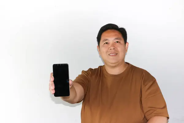 Neşeli Adam Boş ekranlı Akıllı Telefonu Gösteriyor