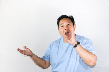 Heyecanlı Adam haberleri sunuyor, ağzı sonuna kadar açık bağırıyor.