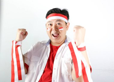 Heyecanlı Endonezyalı taraftar iki elini de sıkarak evet hareketi yapıyor.