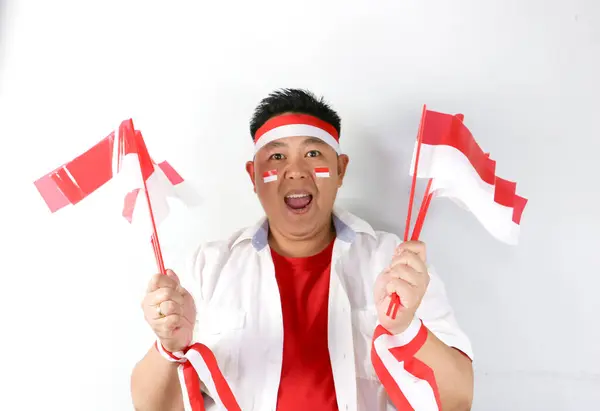 Endonezya Bayrağı 'nı iki eliyle tutan Mutlu Endonezyalı Adam