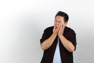 Çok kötü diş ağrısı olan bir adam.