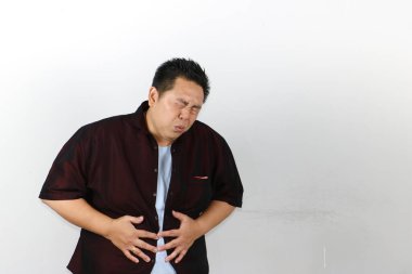 Midesi çok kötü durumda olan bir adam, karın ağrısı çekiyor.