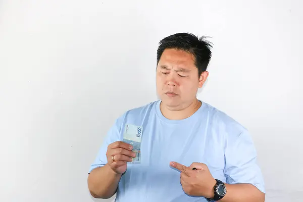 Adam parayı inceliyor, Endonezya Rupiası ilginç bir ifadeyle