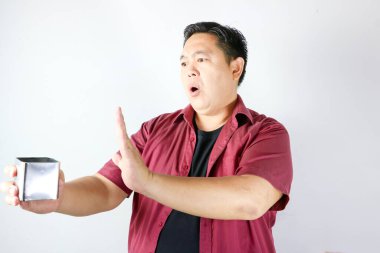 Beyaz arka planda duran 40 'lı yaşlarda aşırı kilolu Asyalı adam..