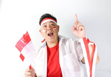 Endonezya bayrağı taşıyan Endonezyalı adam Endonezya 'nın bağımsızlık gününü kutluyor.